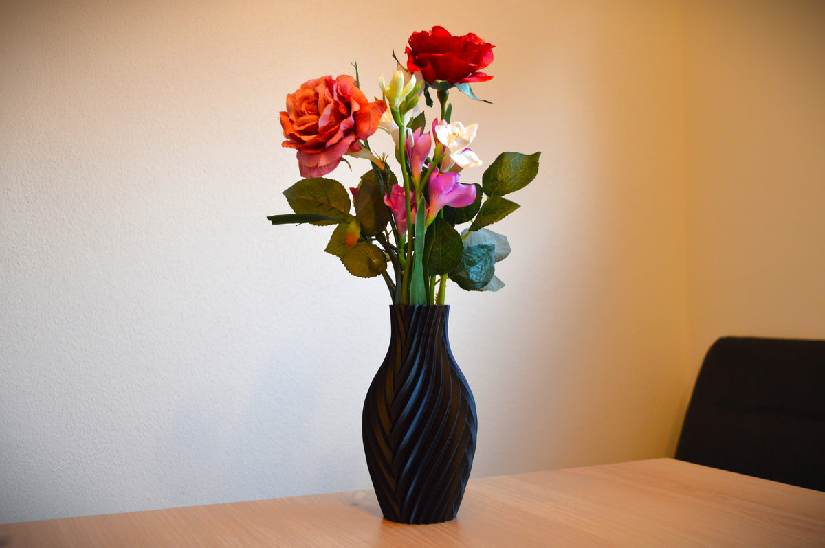 Maik3D Blumenvase „Nivara“ – Nachhaltige 3D-Vase mit wasserdichten Einsatz – in Schwarz